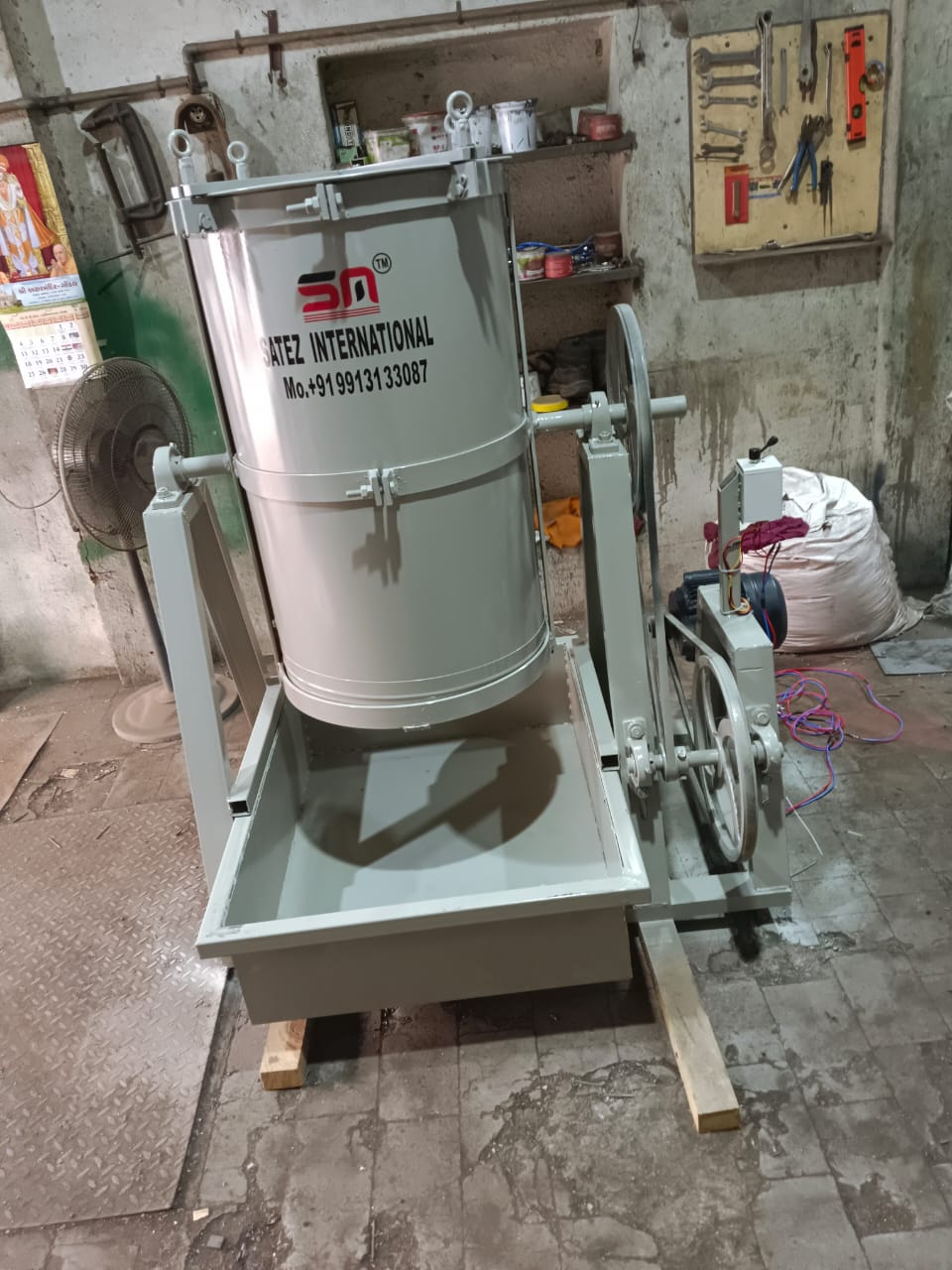 PLASTIC GRANULES AND COLOR AND POWEDRS AND OTHER PROCUDT MIXER MACHINE